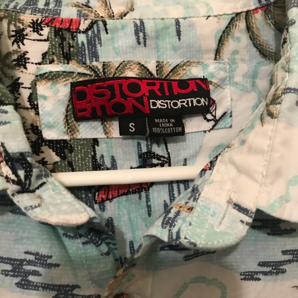 Fitted Hawaiian print shirt. - Picture 2 of 3